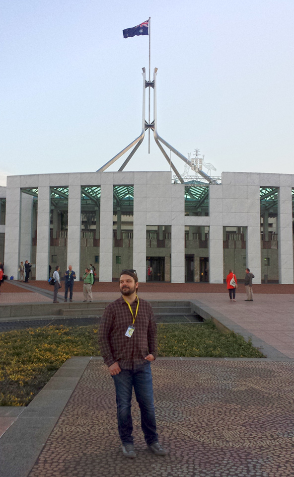Wojtek Janio na tle parlamentu (Canberra)